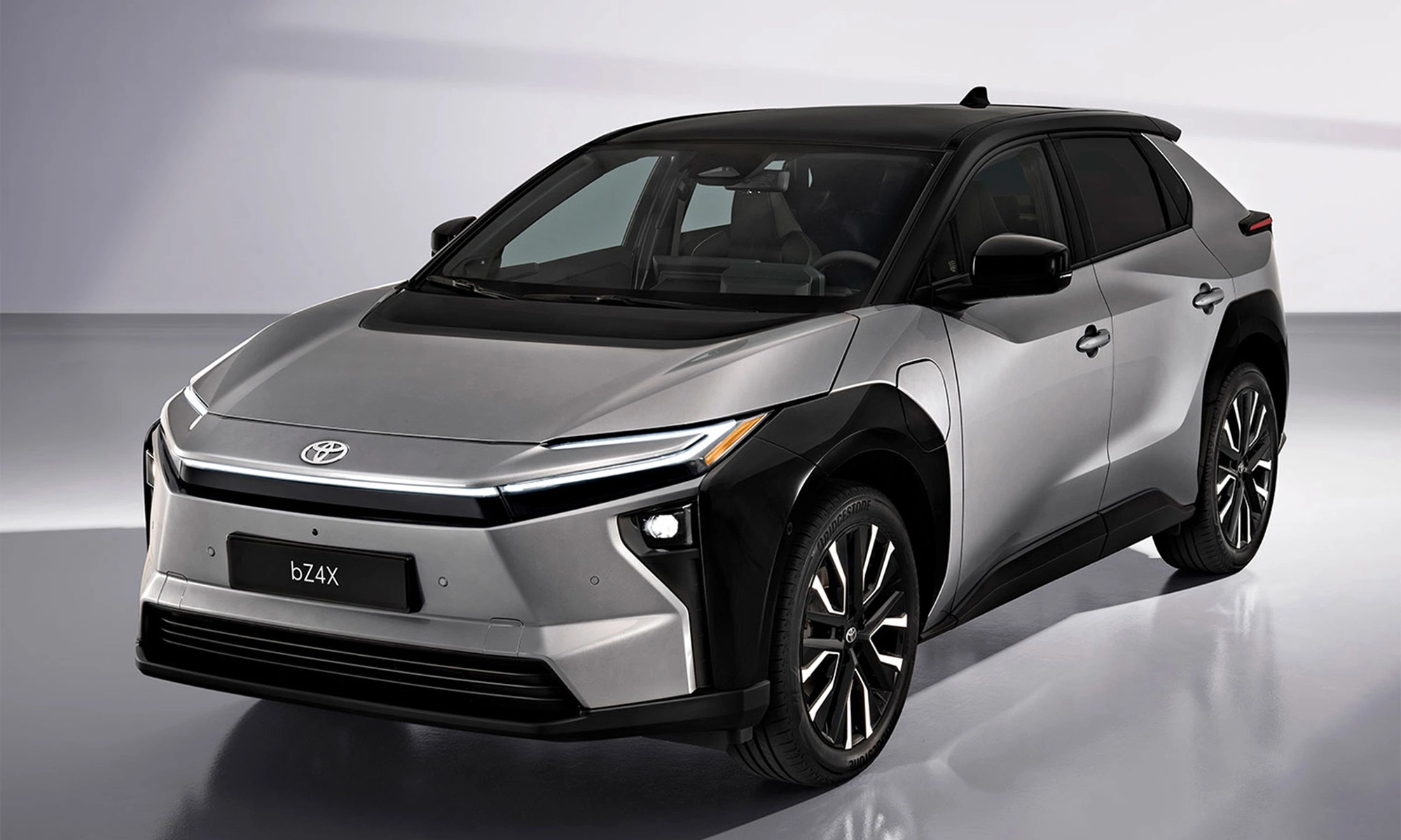 Toyota bZ4X 2025 – SUV điện mới với thiết kế cá mập búa hiện đại.