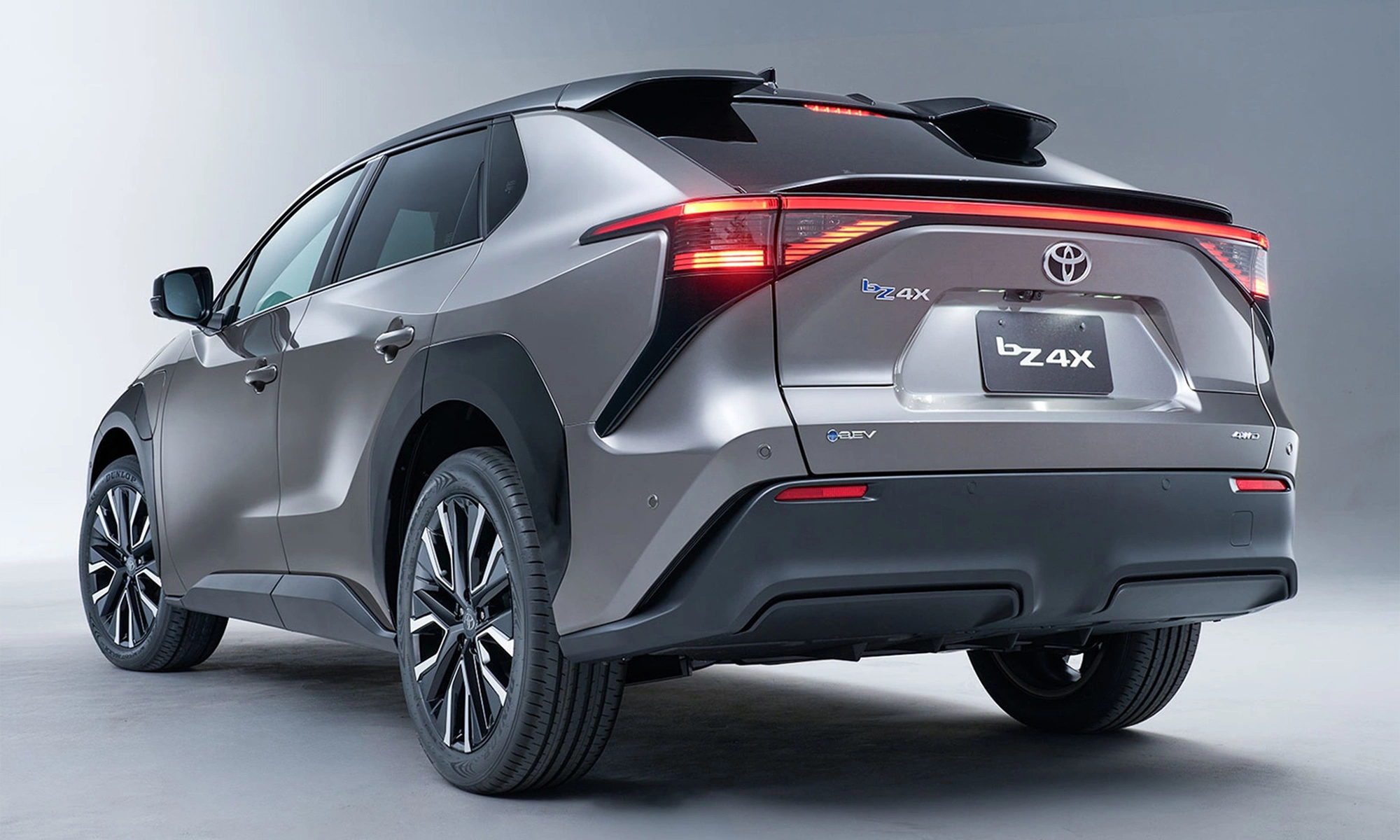 Toyota bZ4X 2025 – SUV điện mới với thiết kế cá mập búa hiện đại.