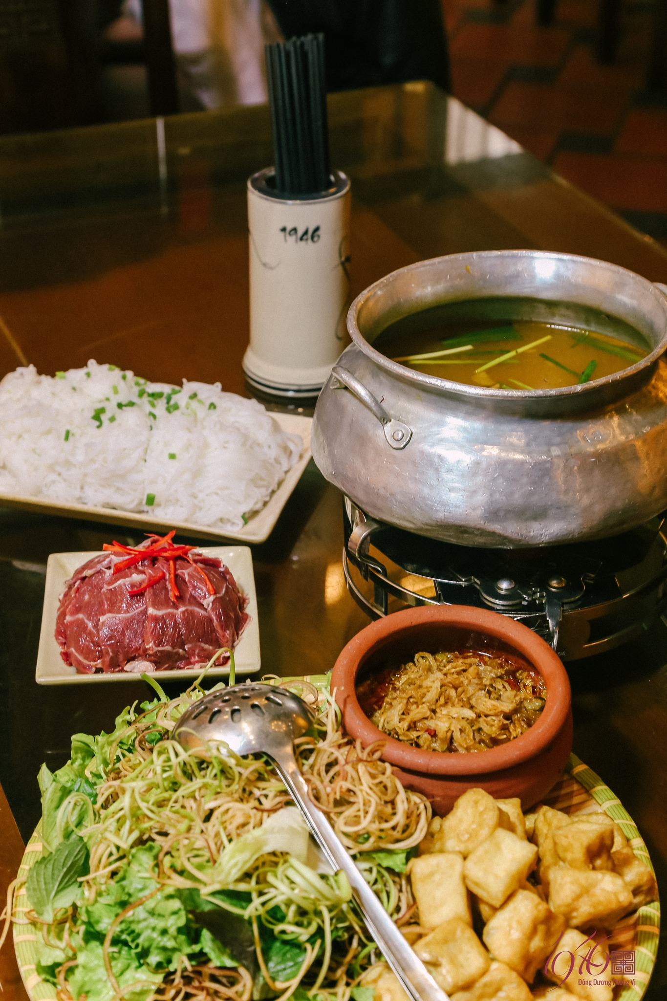1946 Cửa Bắc Hà Nội, quán cơm Michelin Bib Gourmand với lẩu cua đặc trưng.