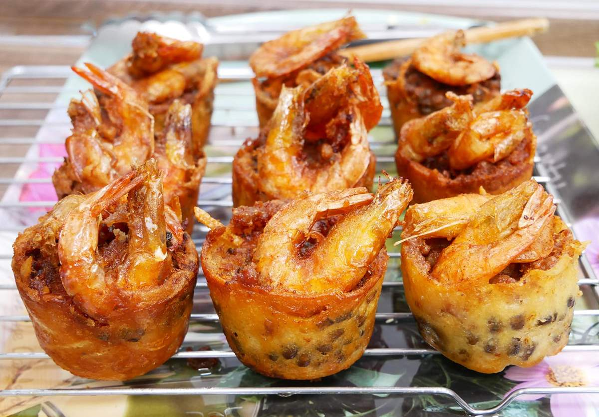 Bánh cống vàng giòn với tôm