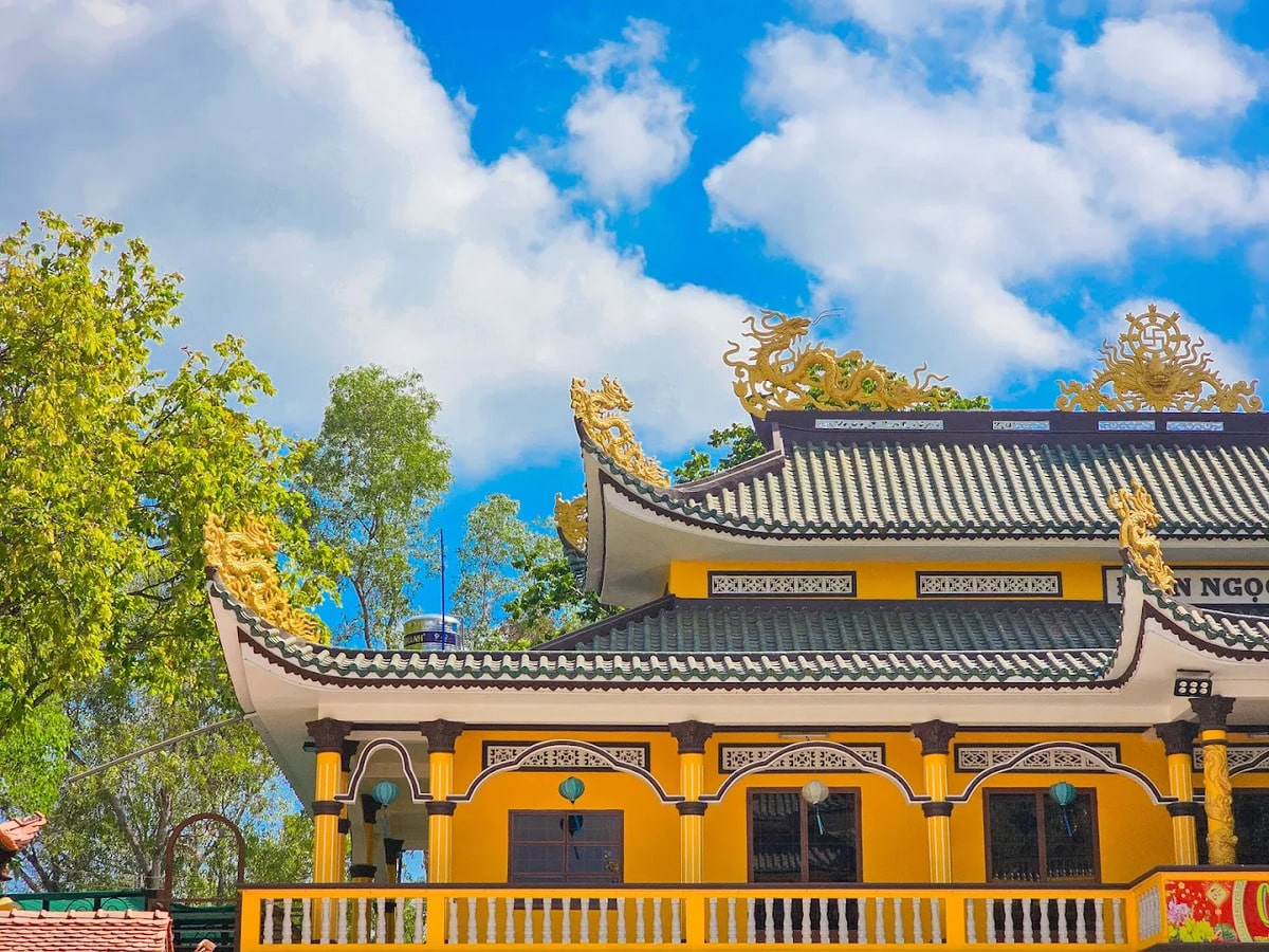 Chùa Thái Sơn trên Núi Cậu mang tầm nhìn hồ Dầu Tiếng hùng vĩ