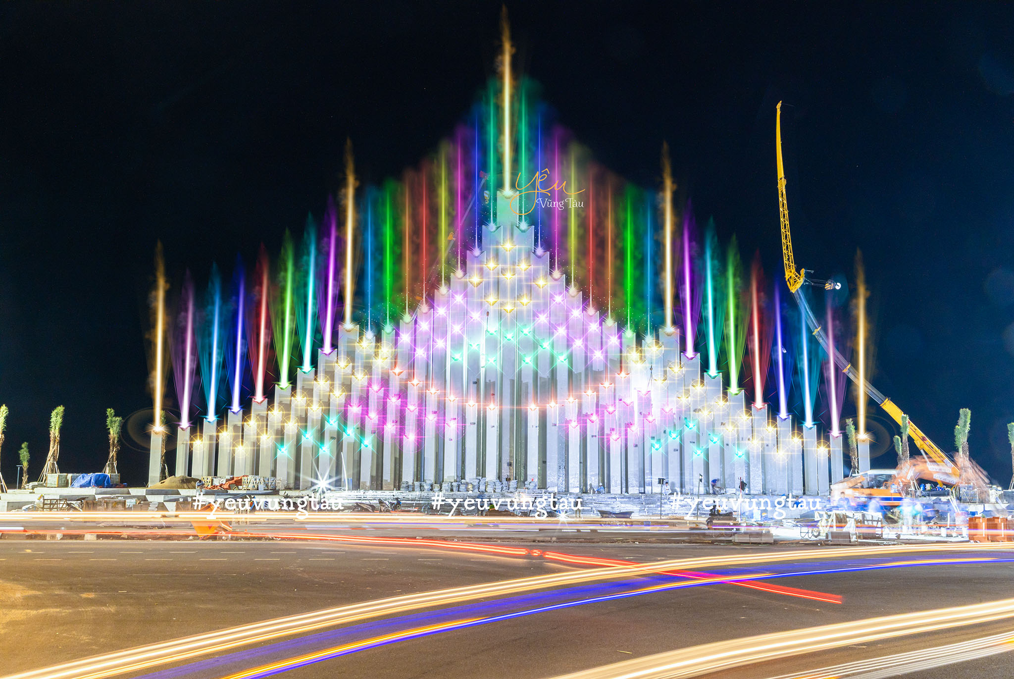 Tháp Tam Thắng - Biểu Tượng Mới Của Bãi Sau về đêm