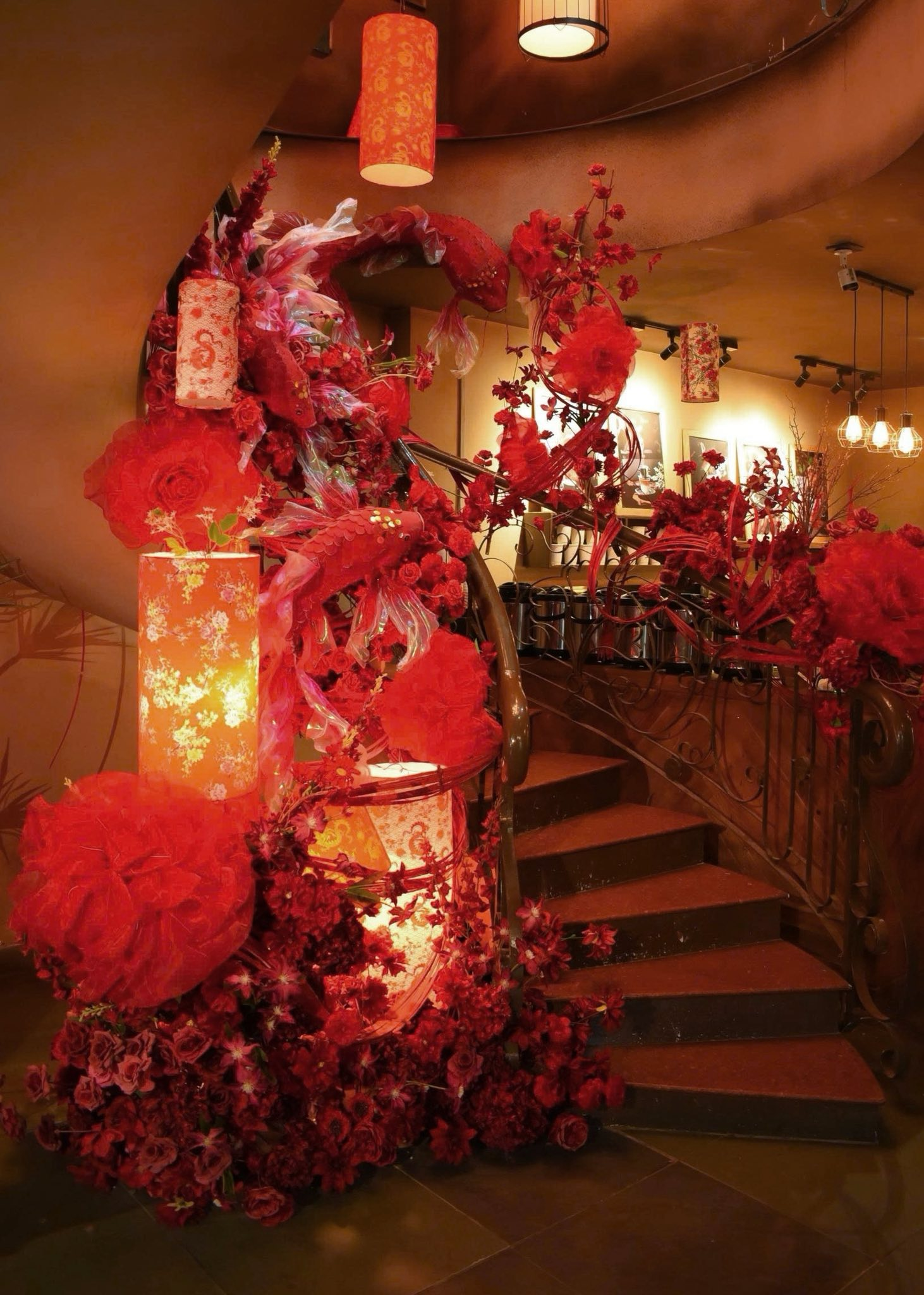 L'amour Jardin - Cầu Thang Đỏ Và Hồ Sen Rằm