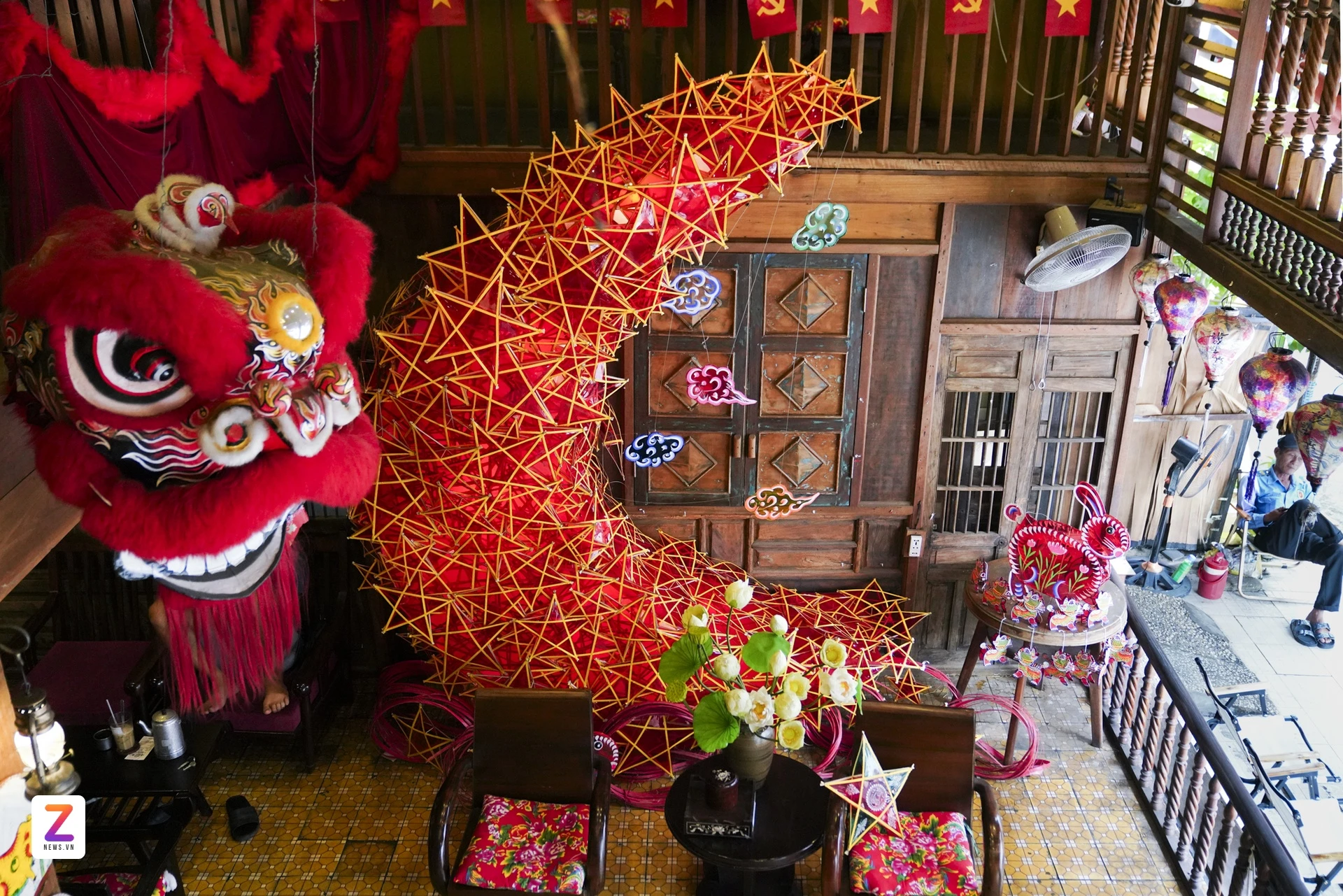 quán cà phê concept Trung thu tại Tiệm cà phê Cũ TP.HCM với lồng đèn rồng dài 12m