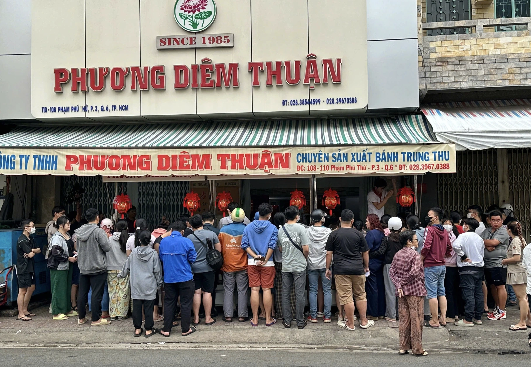 Tiệm bánh trung thu nổi tiếng lâu năm TP.HCM 2025, cảnh xếp hàng sôi động.