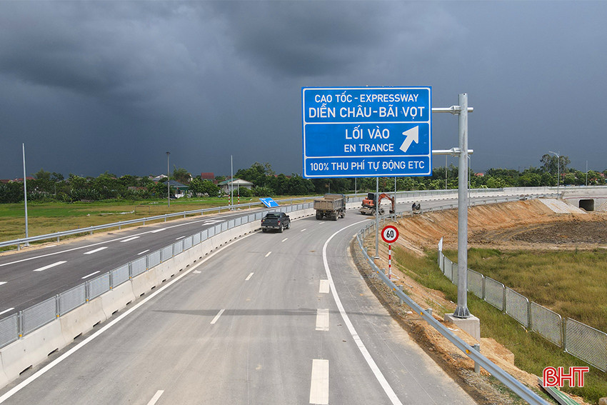 Giữ khoảng cách an toàn khi lái xe trên cao tốc 2025.
