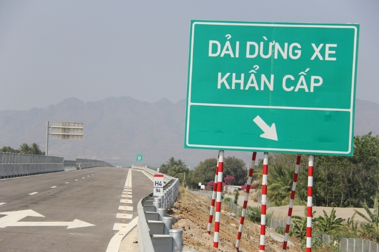 Xử lý tình huống khẩn cấp khi lái xe trên cao tốc 2025.