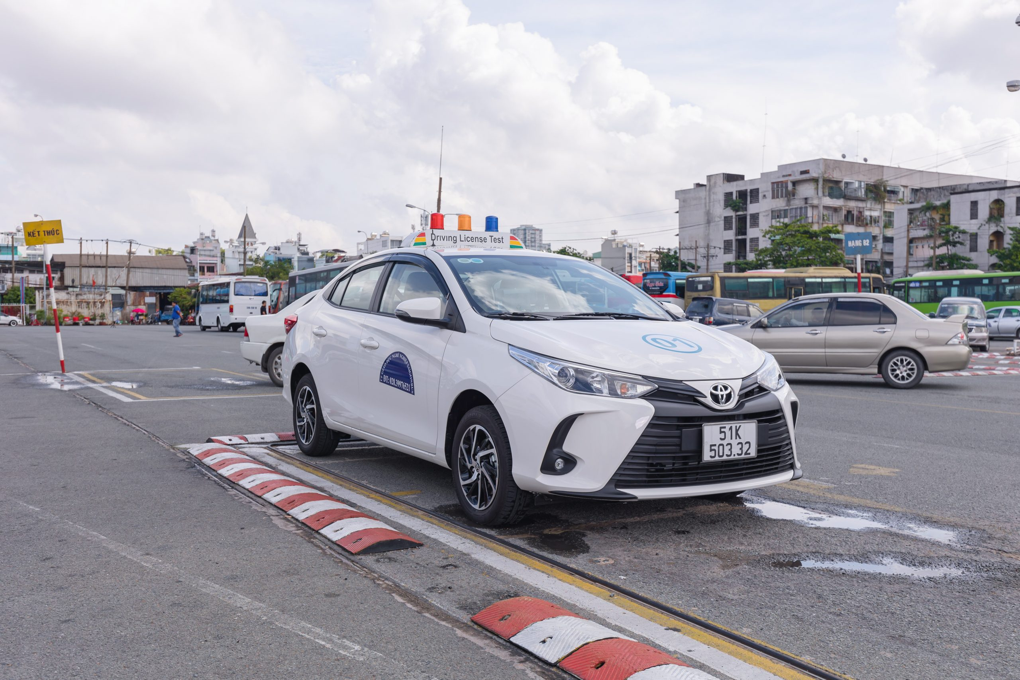 Hướng dẫn cách ghép ngang xe ô tô trong bài thi sa hình hạng B 2025.