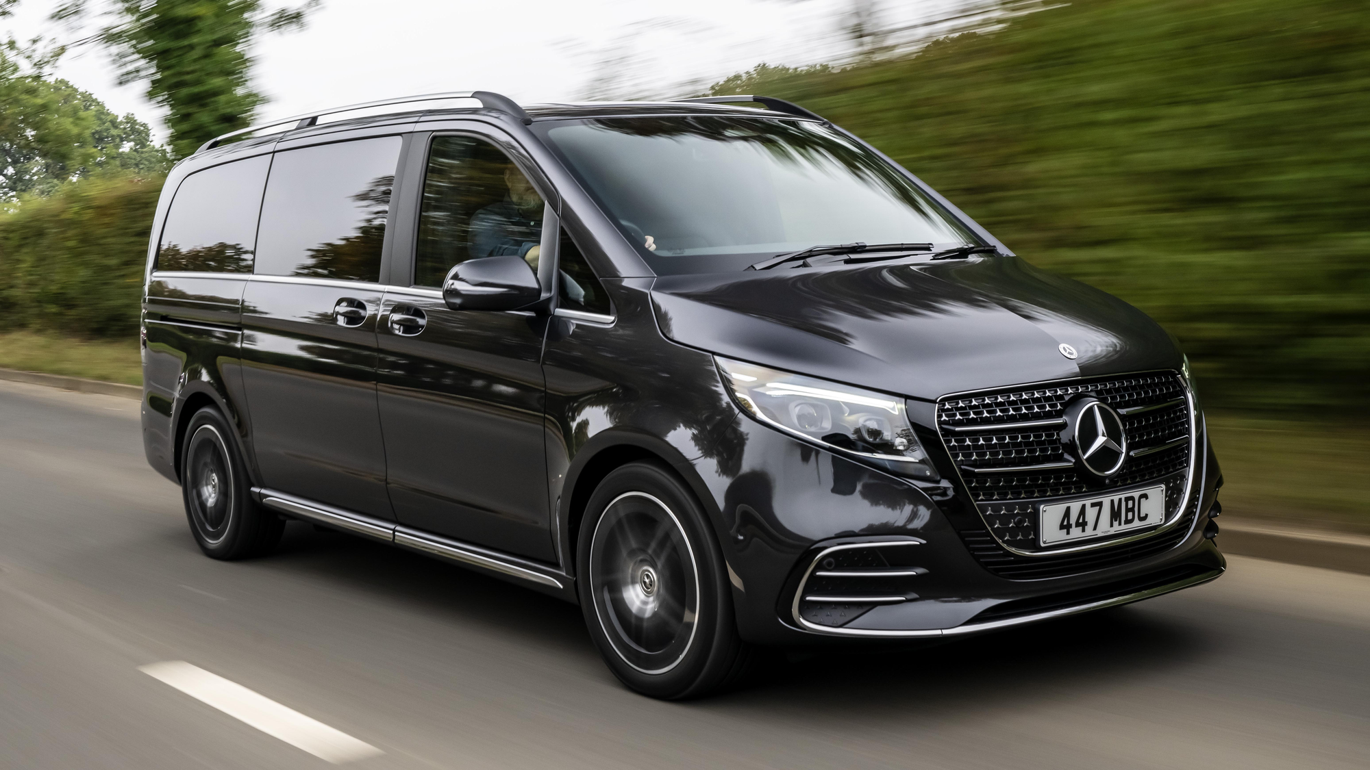 Giá Mercedes V-Class 2025 nhận cọc tại đại lý.