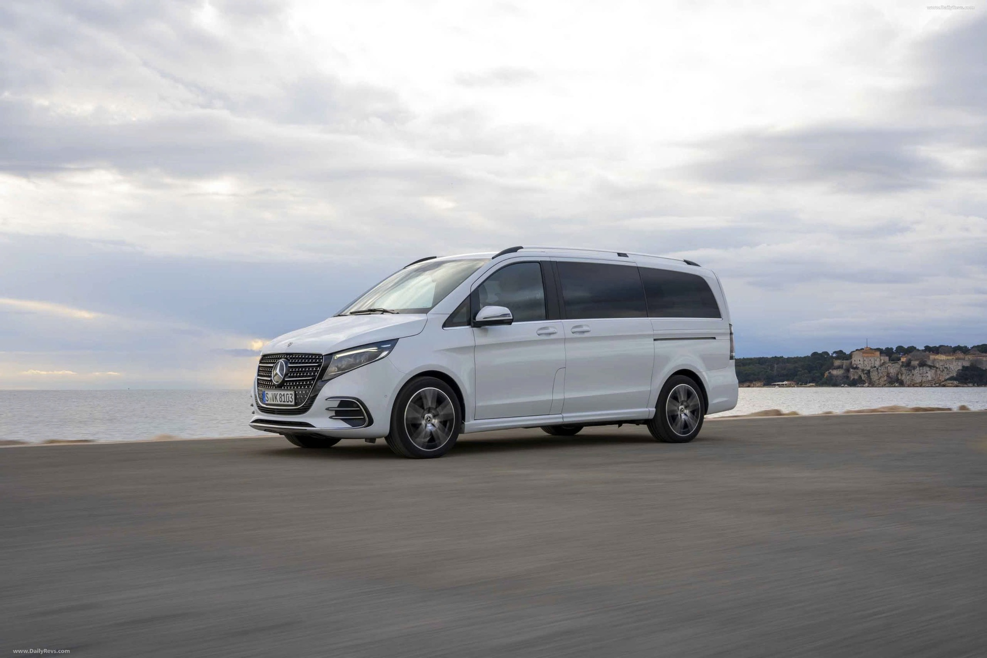 Ngoại thất Mercedes V-Class 2025 AMG