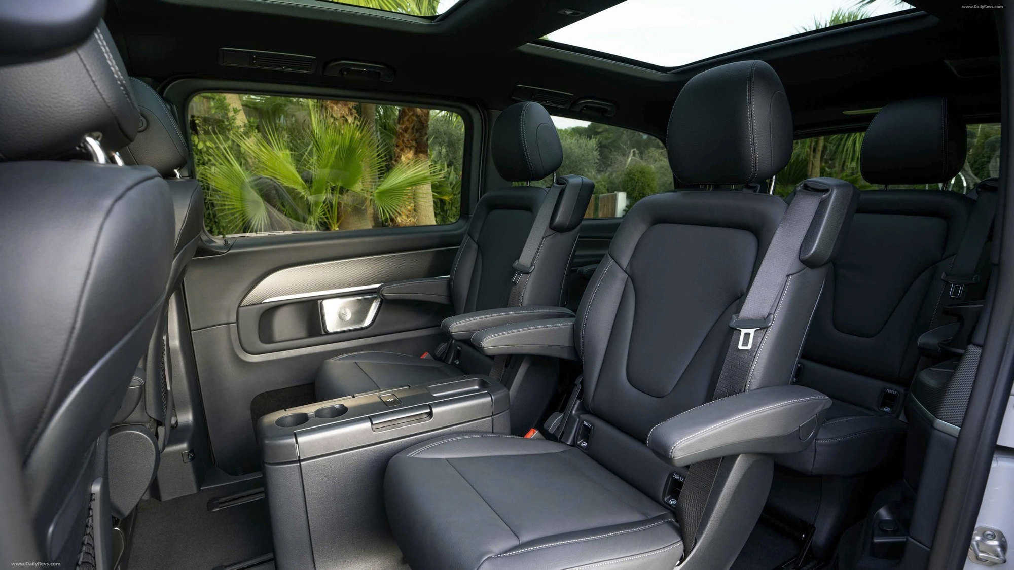 Nội thất thương gia Mercedes V-Class 2025.