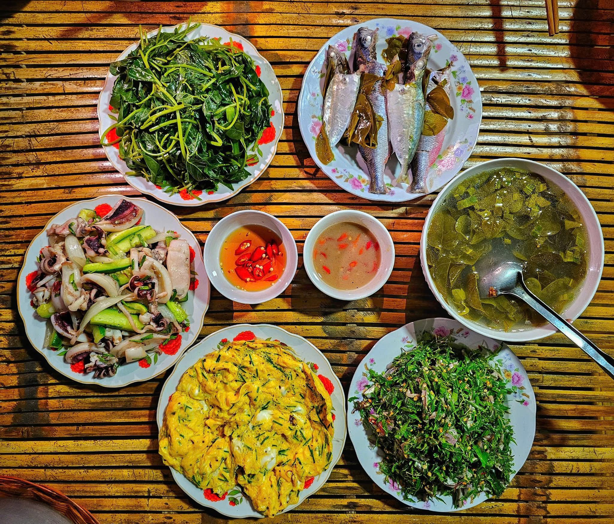 Bữa cơm dân dã với hải sản tươi sống tại homestay làng Gò Cỏ.
