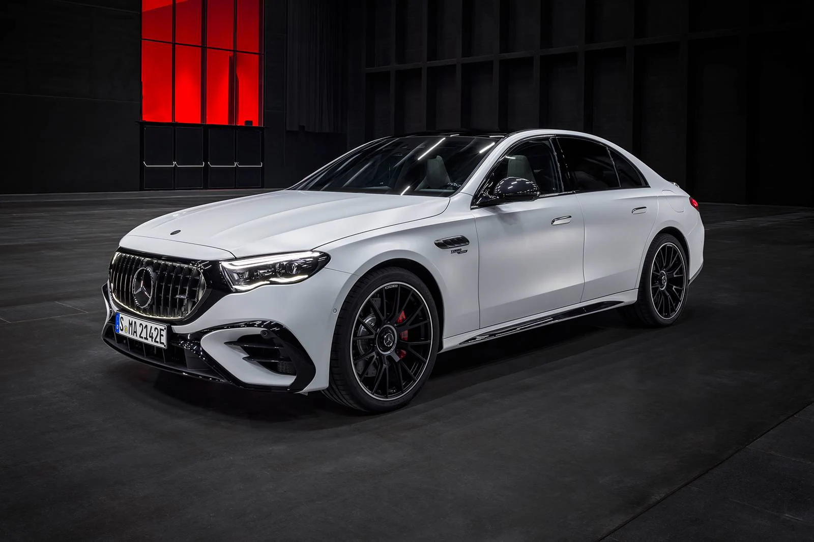 Mercedes E-class 2025 ra mắt Việt Nam