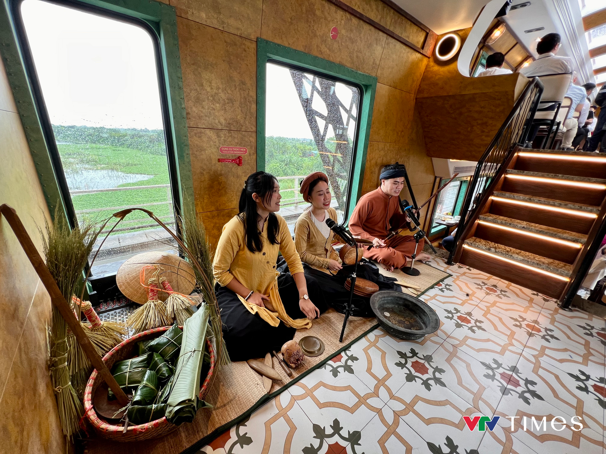 Nội thất tàu du lịch Hà Nội 5 cửa ô với trải nghiệm văn hóa