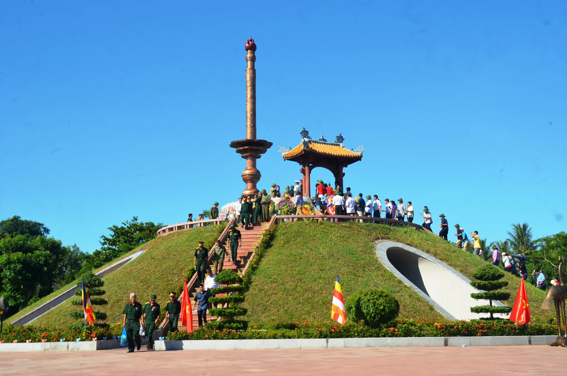 Du khách thắp hương tại Thành cổ Quảng Trị