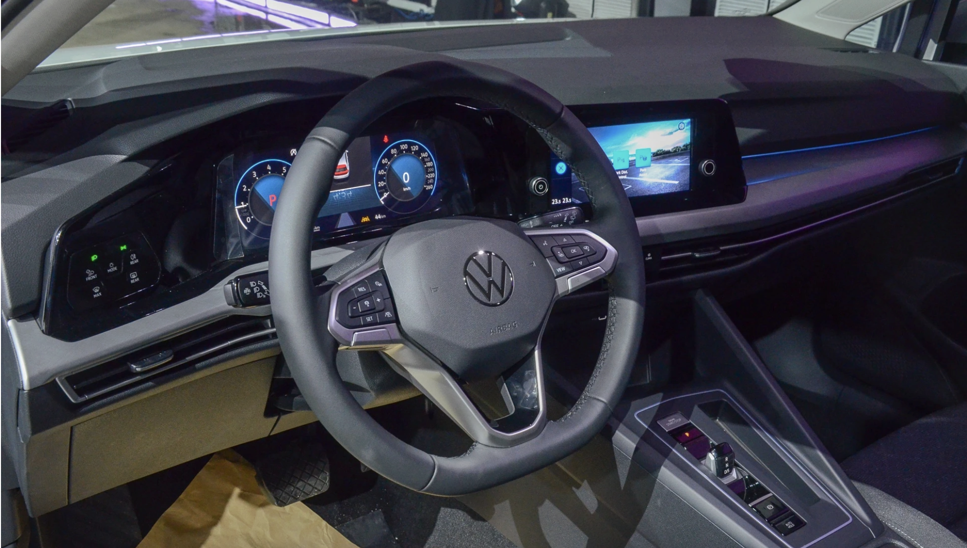 Nội thất của Volkswagen Golf eTSI Life - phiên bản có giá bán rẻ nhất dải sản phẩm