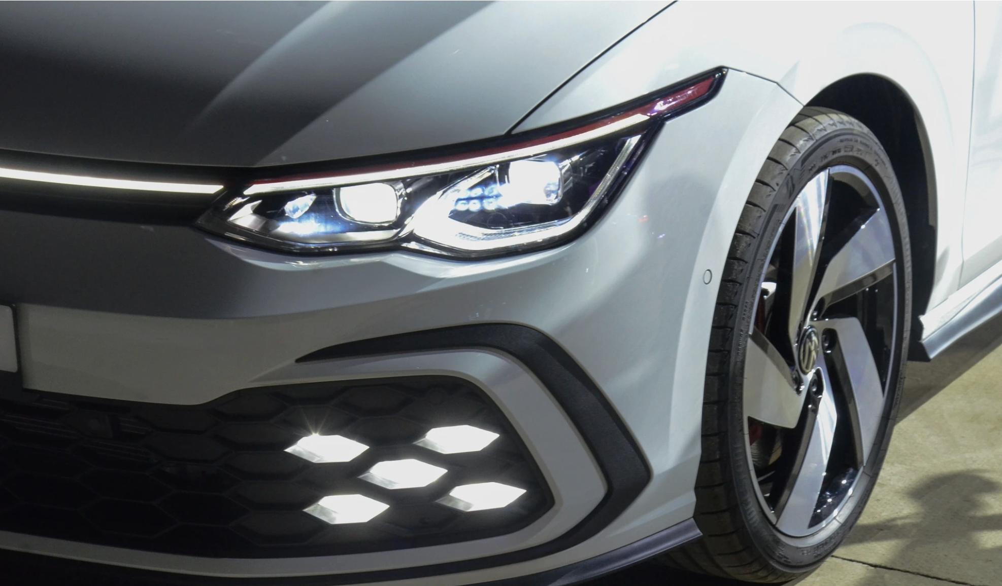 Các phiên bản Golf GTI sở hữu ngoại hình và khoang lái với các điểm nhấn phá cách màu đỏ