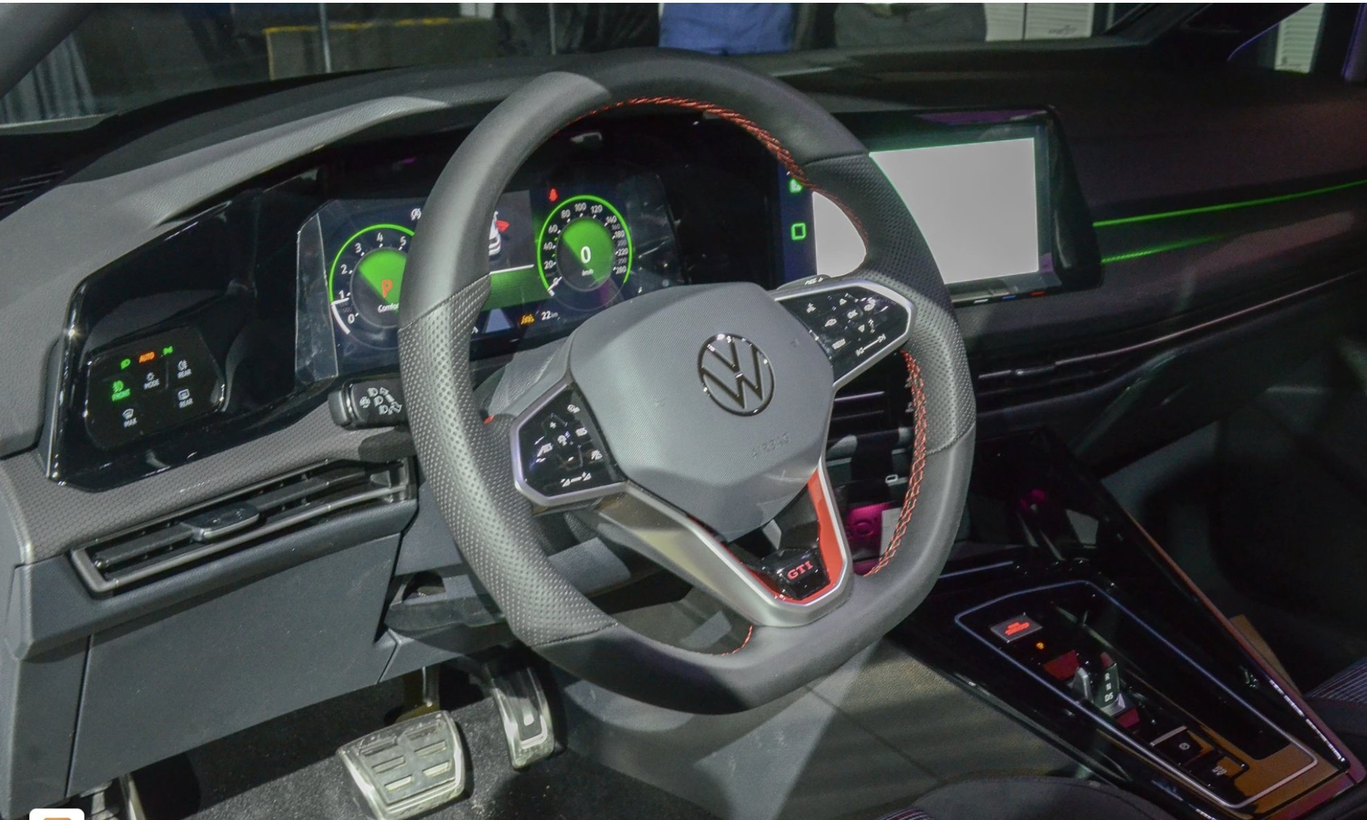 Các phiên bản Golf GTI sở hữu ngoại hình và khoang lái với các điểm nhấn phá cách màu đỏ