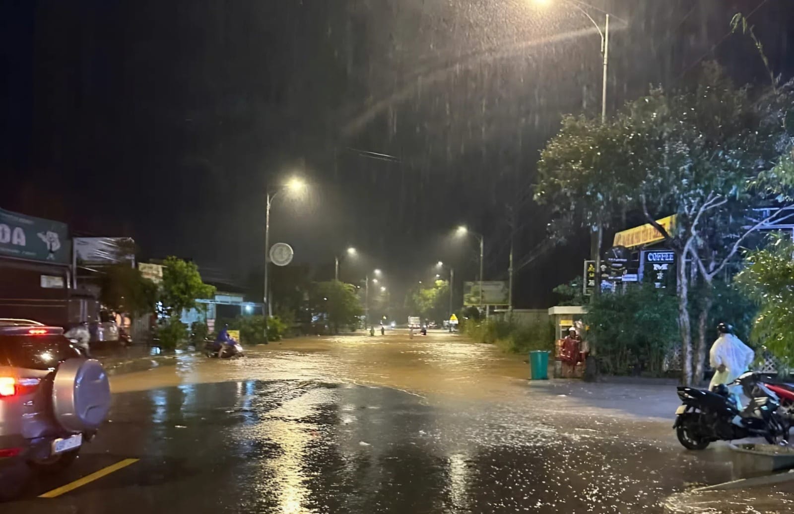 Quốc Lộ 20 Gần Đèo Prenn Ngập Gần 1 Mét, Giao Thông Tê Liệt