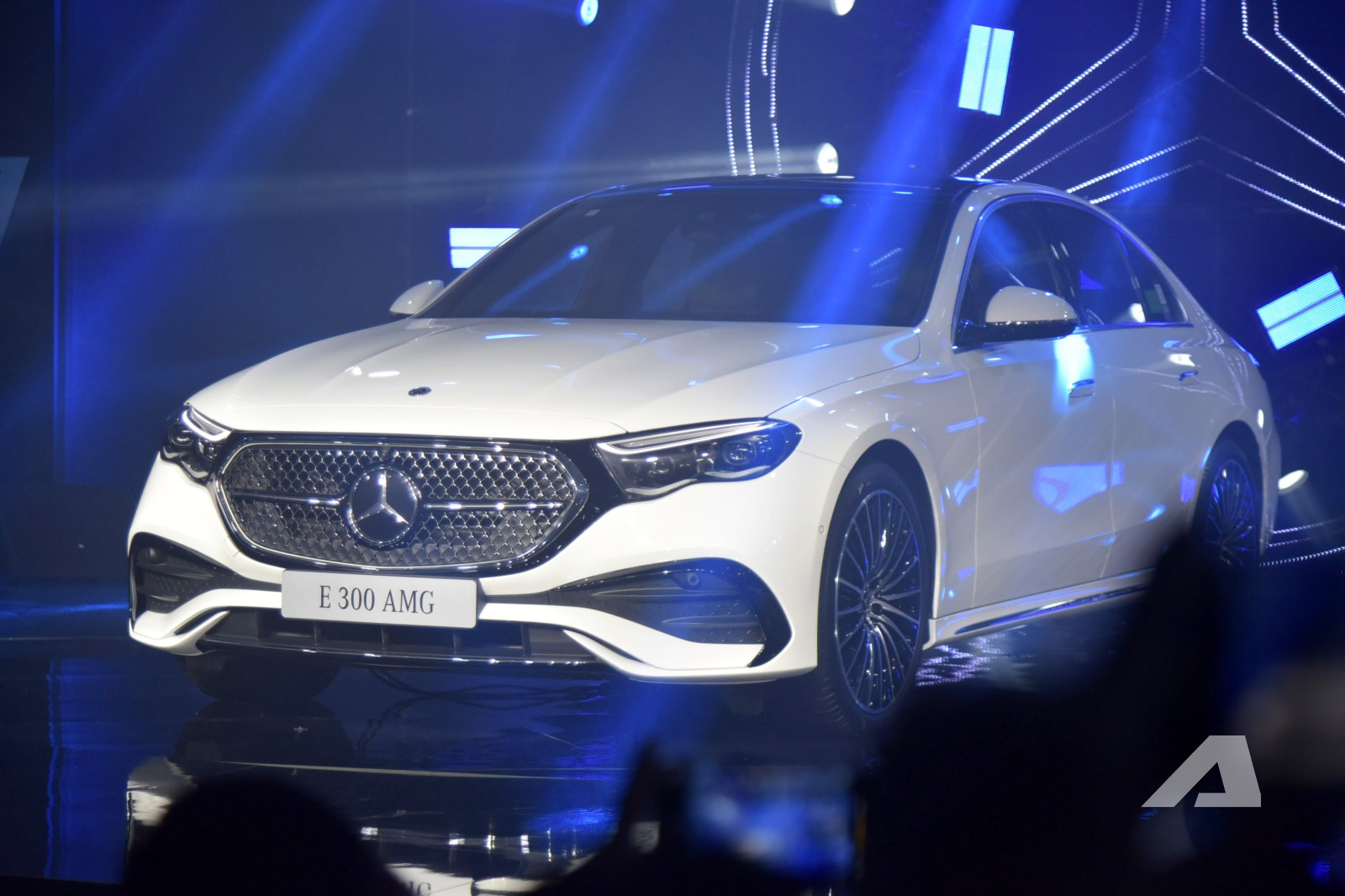 Thiết kế ngoại thất lột xác Mercedes E-Class 2025 với đèn LED và mâm AMG