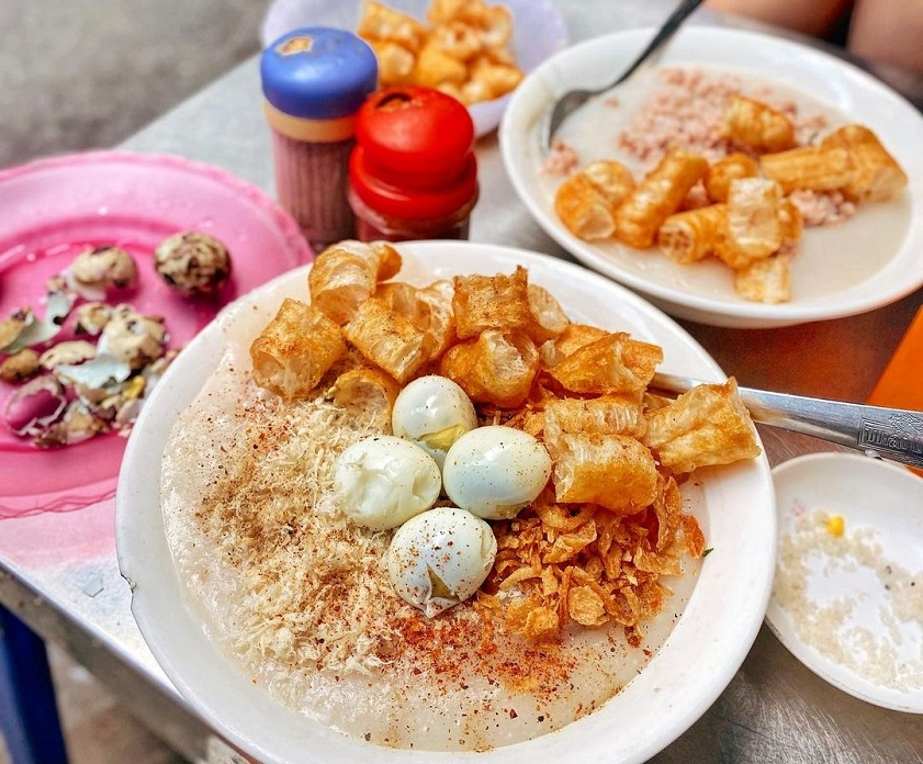 Bát cháo sườn nóng hổi với quẩy giòn tại phố cổ Hà Nội, lý tưởng cho mùa thu.
