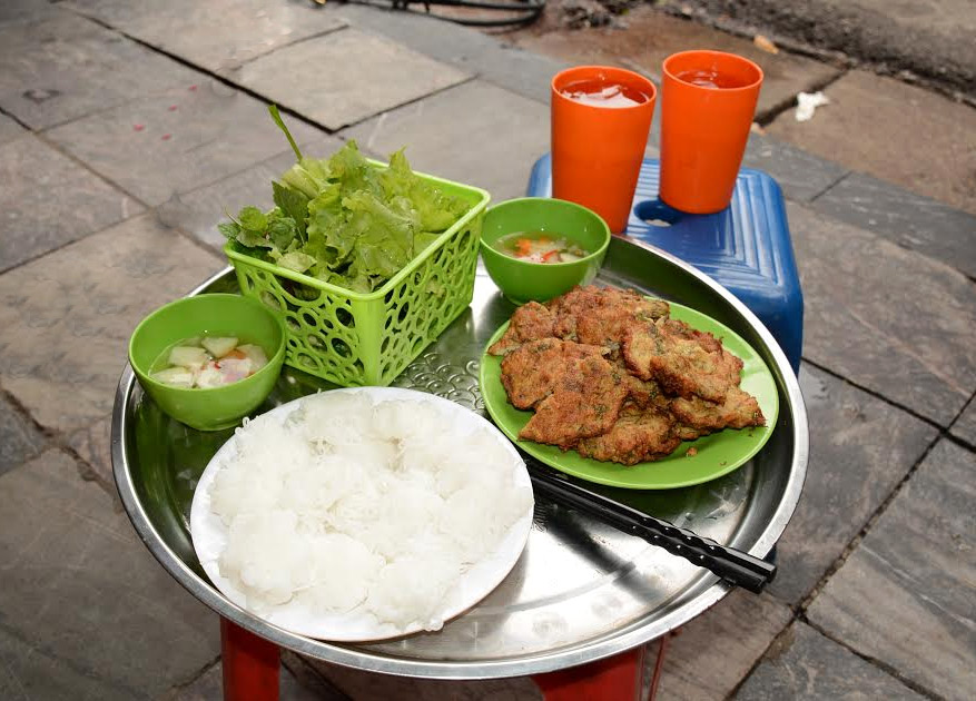 Đĩa chả rươi vàng ruộm, thơm lừng tại Ô Quan Chưởng, món ngon mùa thu Hà Nội.