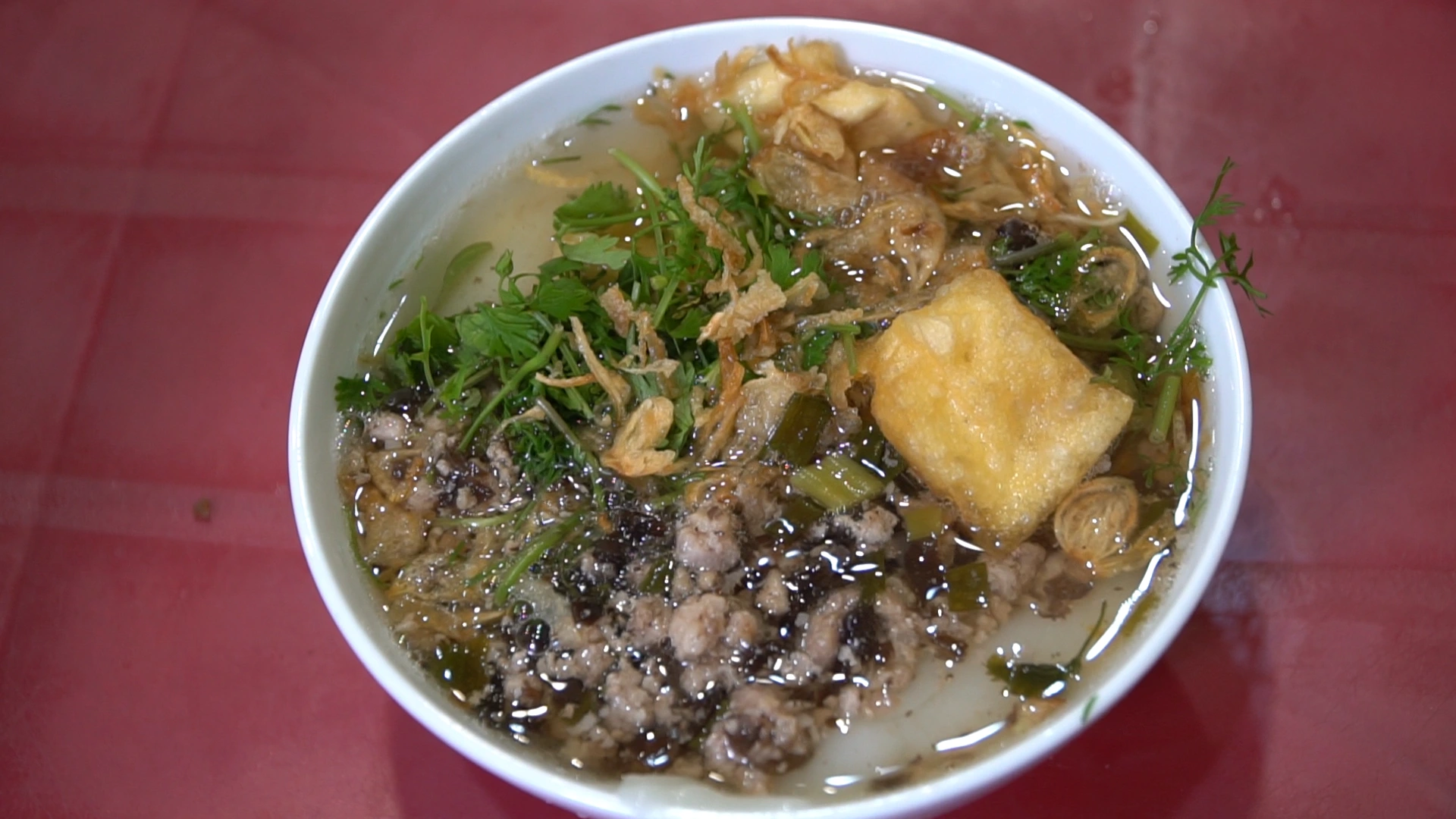 Bát bánh đúc nóng với đậu phụ rán tại Lê Ngọc Hân, món ăn đậm chất Hà Nội mùa thu.
