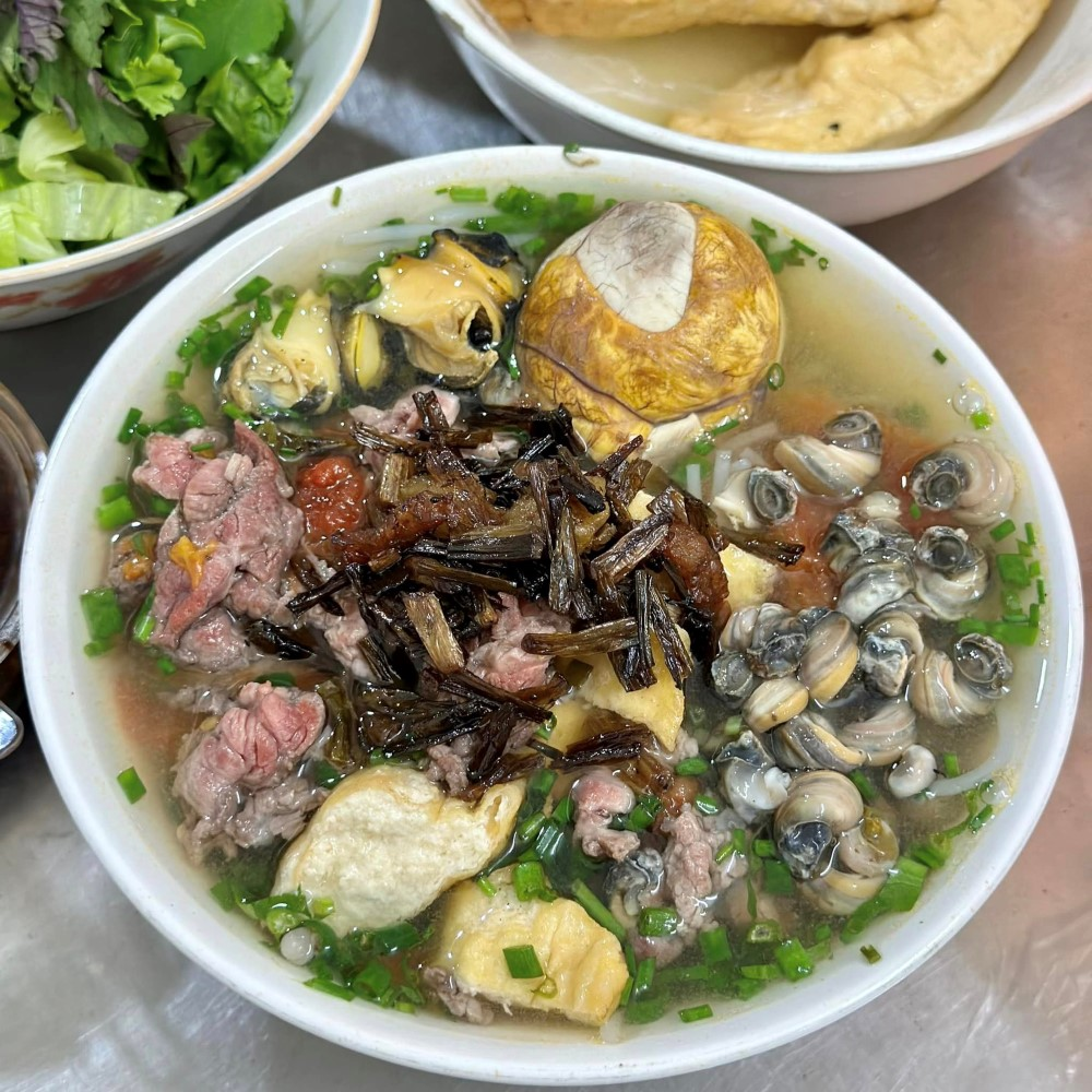 Bát bún ốc nóng hổi với nước dùng thơm ngon tại phố cổ Hà Nội.