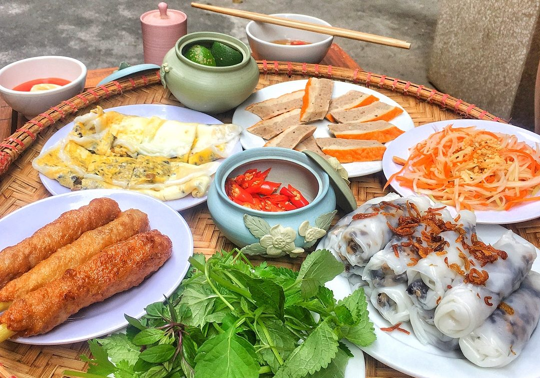 Đĩa bánh cuốn mỏng nhẹ với chả quế tại Bà Hanh, món ăn sáng mùa thu Hà Nội.