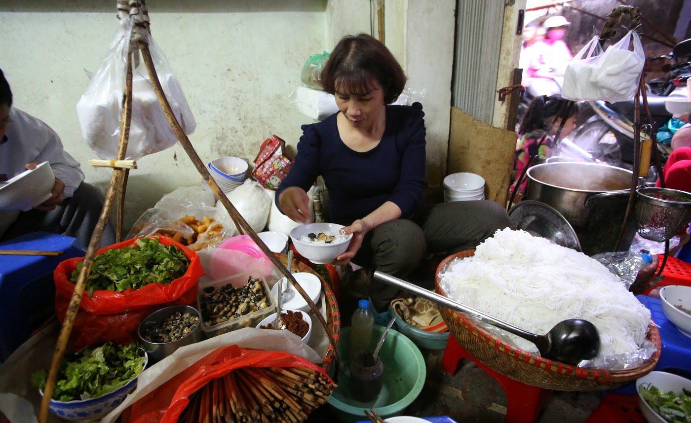 Bún ốc đầy ắp với ốc giòn, rau sống, và hành phi thơm.