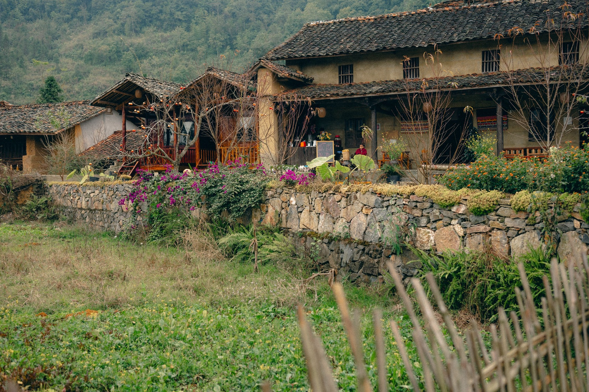 Bờ rào đá truyền thống ở Lô Lô Chải.