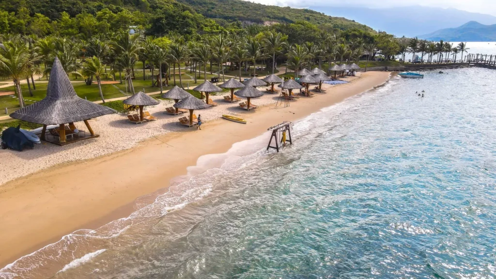 Hòn Tằm – bãi biển hoang sơ đẹp nhất Nha Trang 2025.