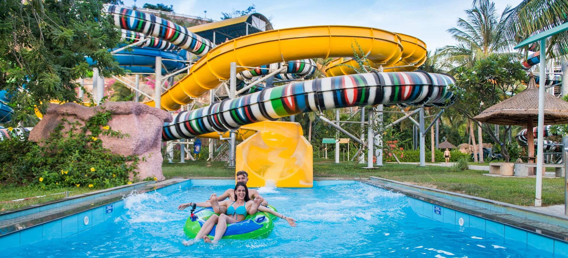 Đường trượt nước tại VinWonders Nha Trang, điểm đến lý tưởng cho du lịch Nha Trang 3 ngày 2 đêm tự túc.