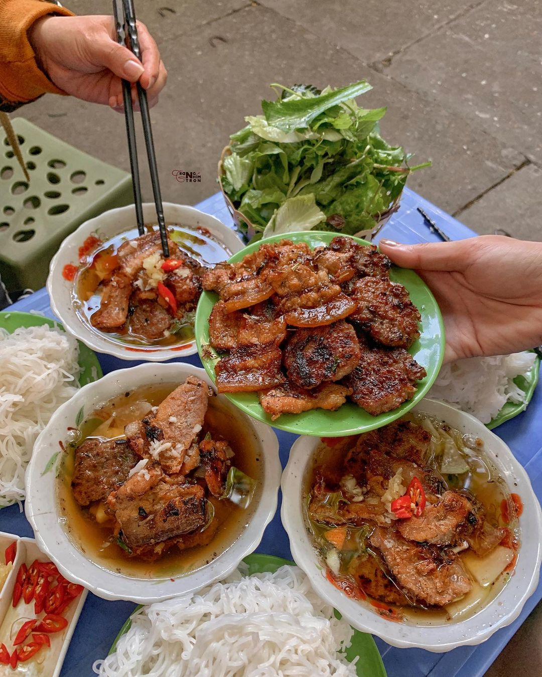 Mẹt bún chả với thịt nướng thơm lừng, nước chấm chua ngọt.