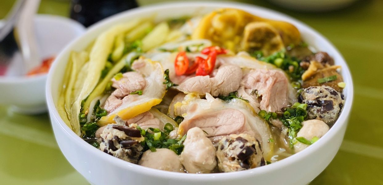 Tô bún mọc với dọc mùng giòn, viên mọc thơm mùi mộc nhĩ.