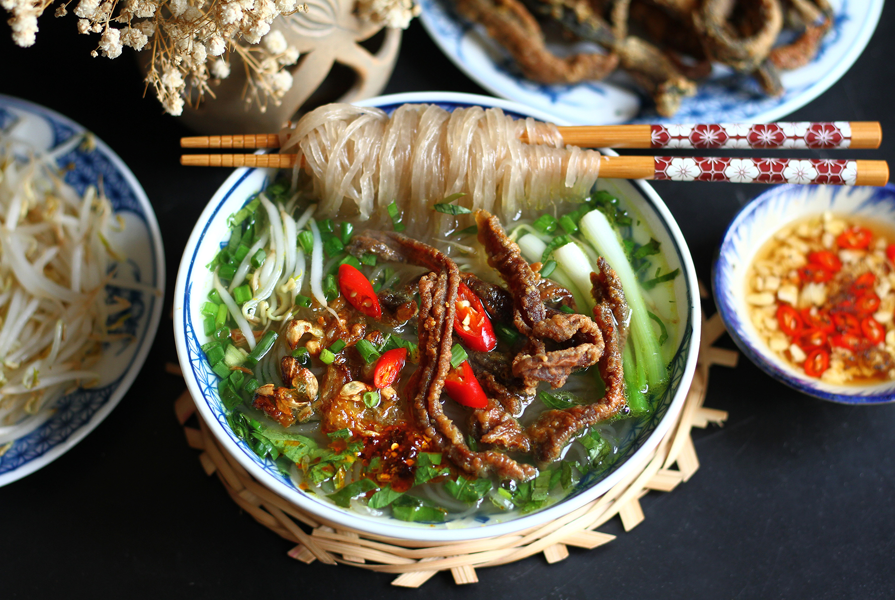 Bát miến lươn với lươn chiên giòn, rau thơm điểm xuyết.