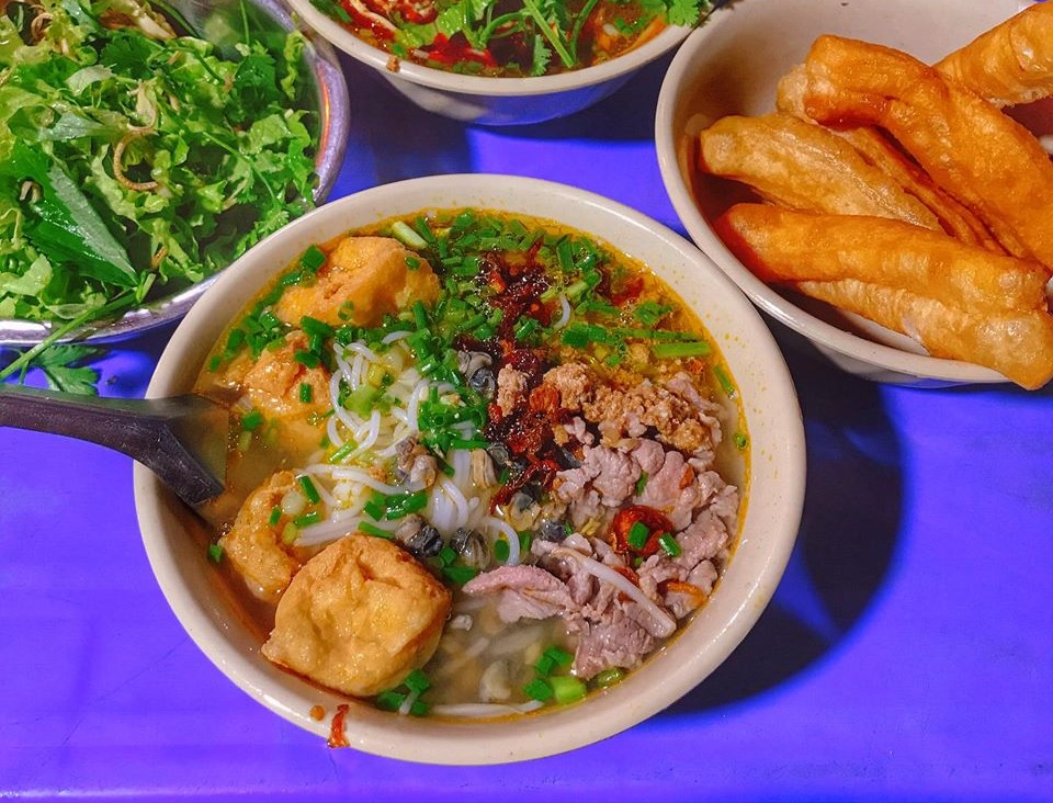 Tô bún riêu cua với riêu cua nổi mềm, cà chua đỏ tươi.