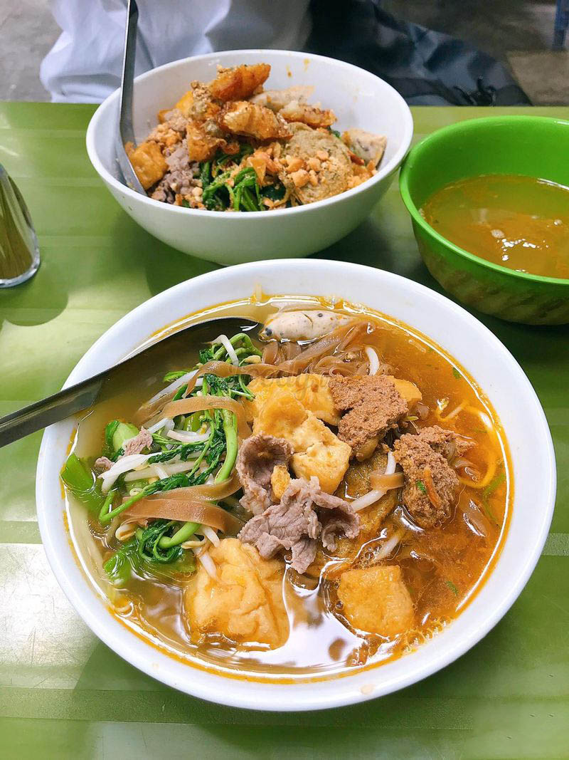 Bát bánh đa cua với sợi bánh đa dai, nước dùng đậm đà.