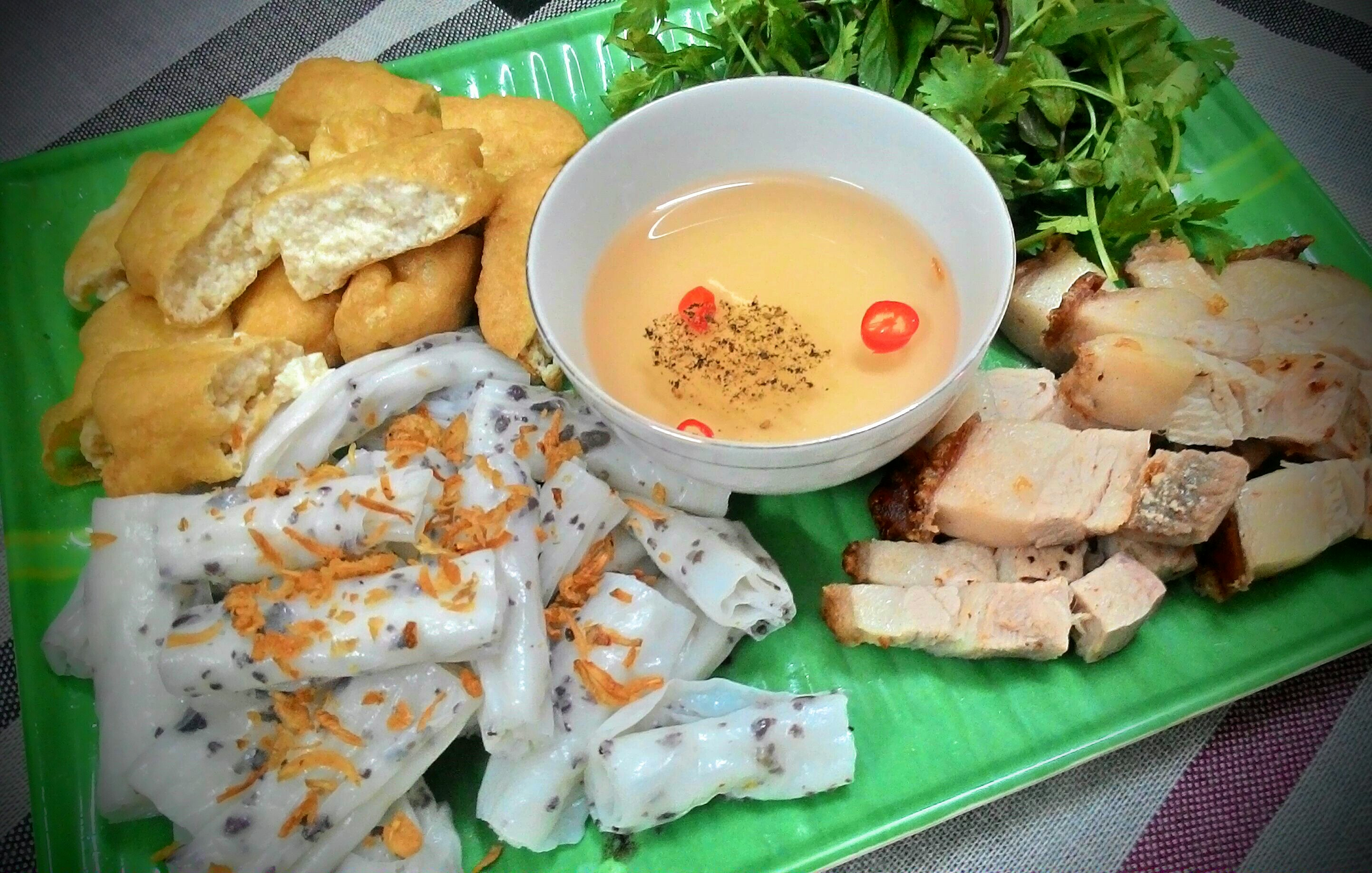 Bánh cuốn mỏng tang, nhân thịt băm và hành phi.