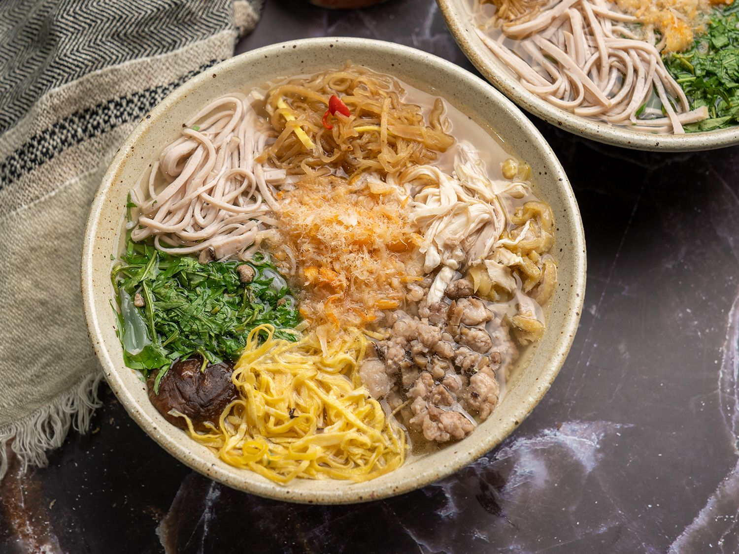Tô bún thang với hơn 20 nguyên liệu, màu sắc hài hòa.