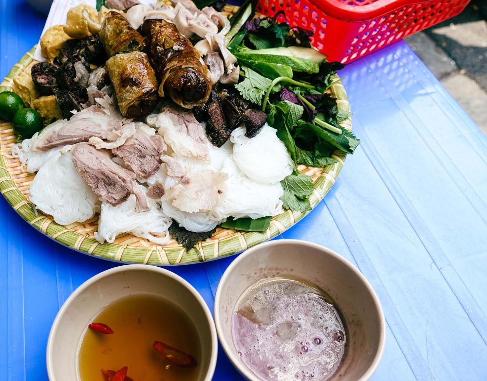 Mẹt bún đậu với đậu rán vàng, mắm tôm sủi bọt.