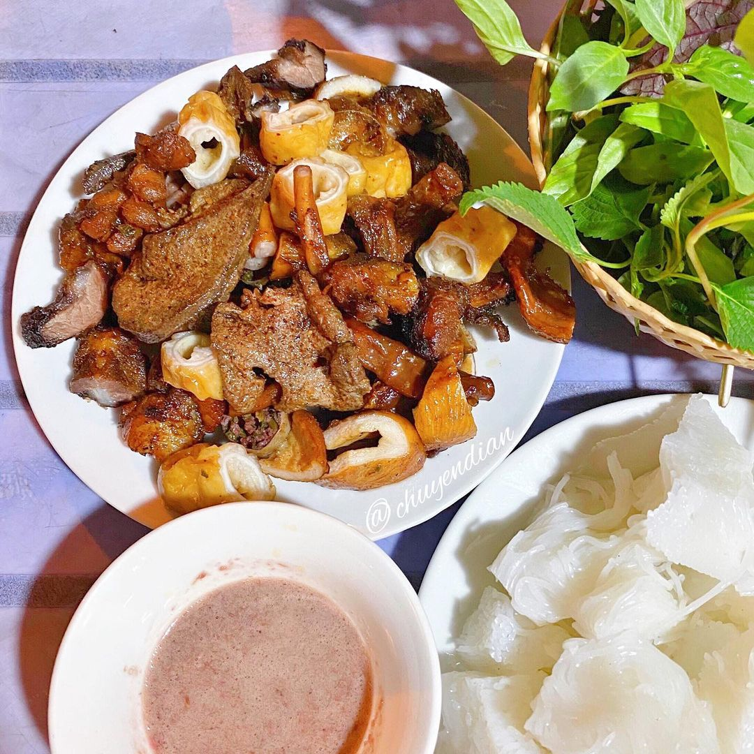Đĩa lòng rán cháy cạnh, chấm mắm tôm cay nồng.