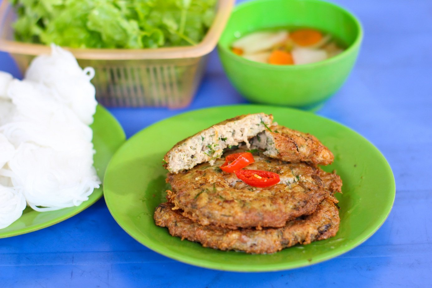 Miếng chả rươi vàng ươm, thơm mùi thì là và vỏ quýt.