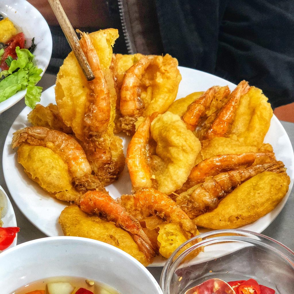 Bánh tôm vàng giòn, tôm tươi bên trong.