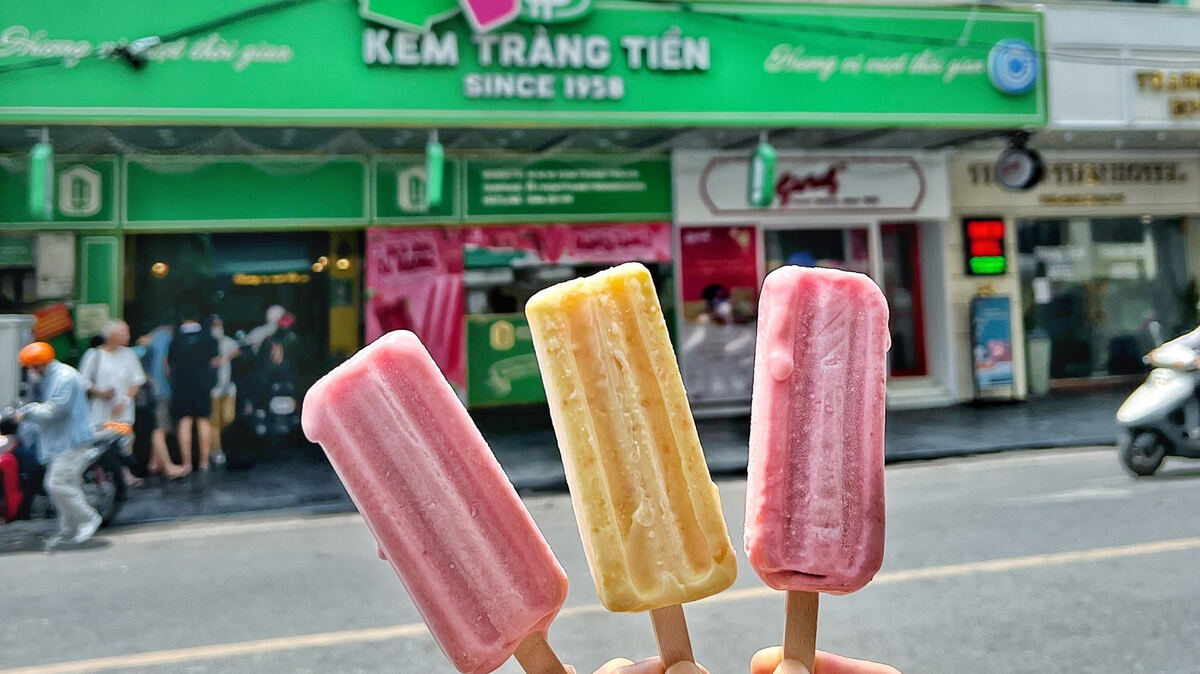 Que kem Tràng Tiền cốm xanh, sữa dừa mát lạnh.