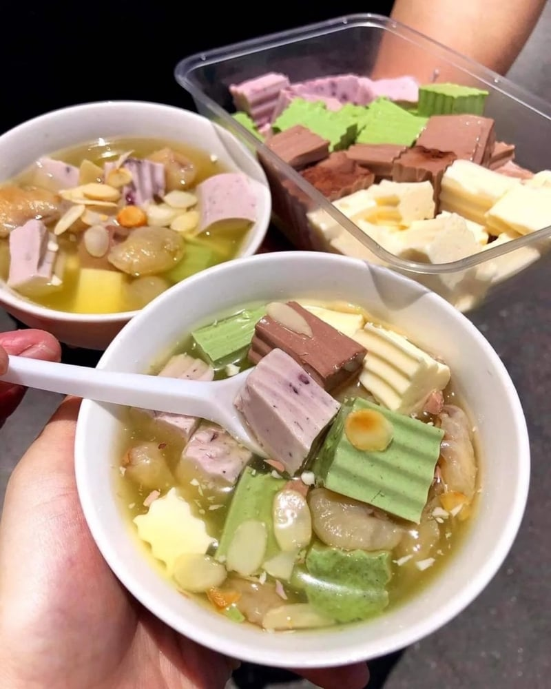 Bát chè khúc bạch với viên bột dẻo, nước hoa bưởi thơm.