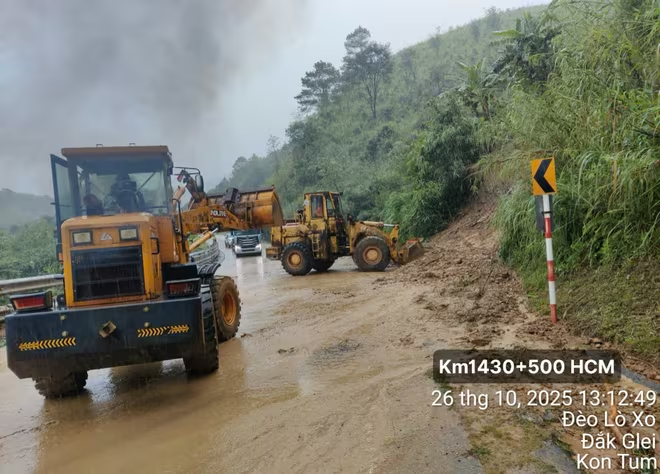 Đèo Lò Xo trên đường Hồ Chí Minh sạt lở nghiêm trọng, giao thông tê liệt hoàn toàn