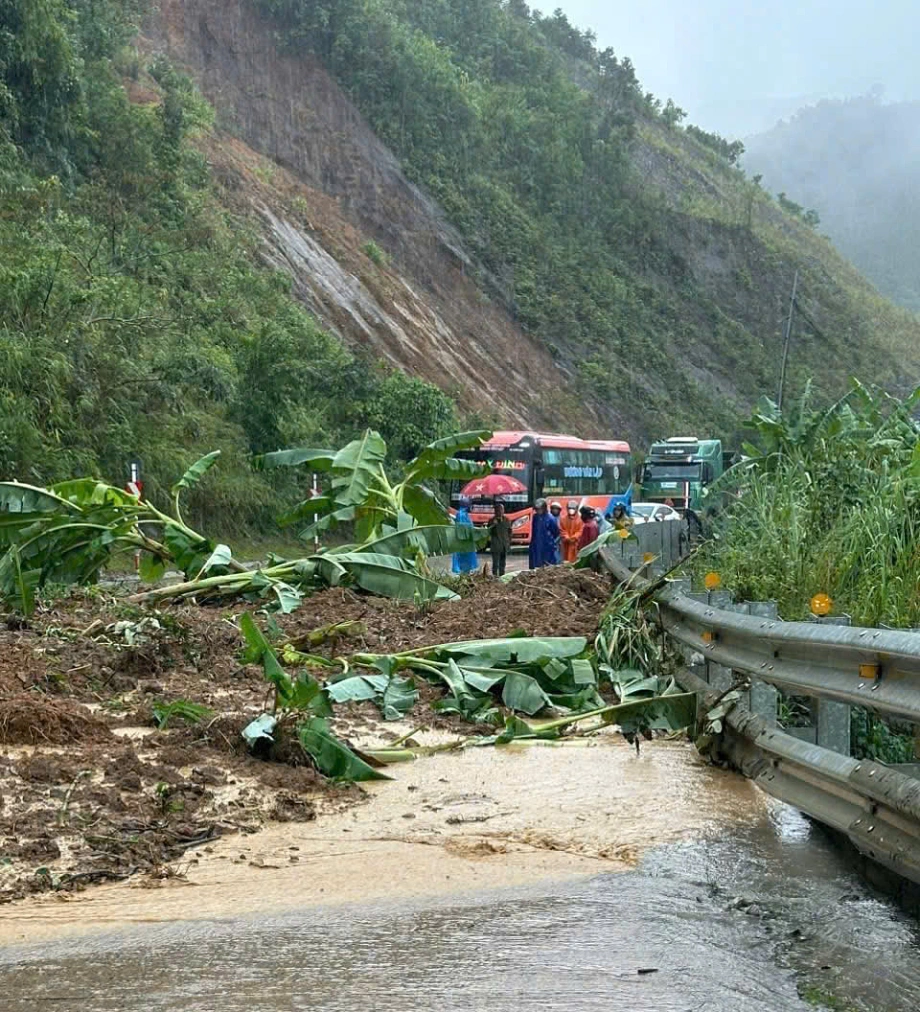 Đèo Lò Xo trên đường Hồ Chí Minh sạt lở nghiêm trọng, giao thông tê liệt hoàn toàn