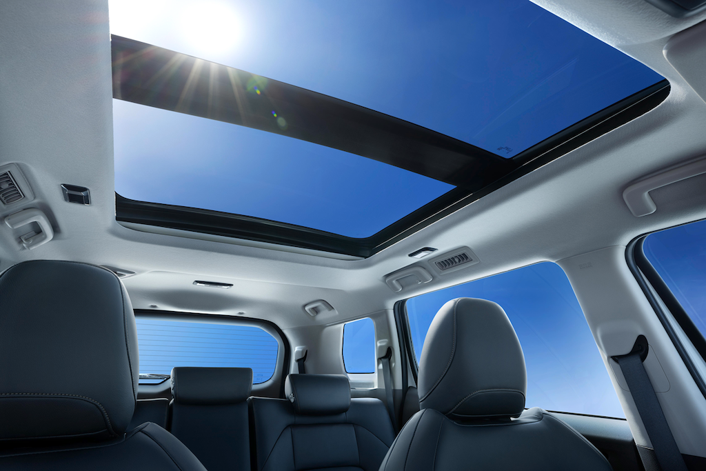 Cửa sổ trời toàn cảnh (panorama đầu tiên trên Mitsubishi tầm giá này)