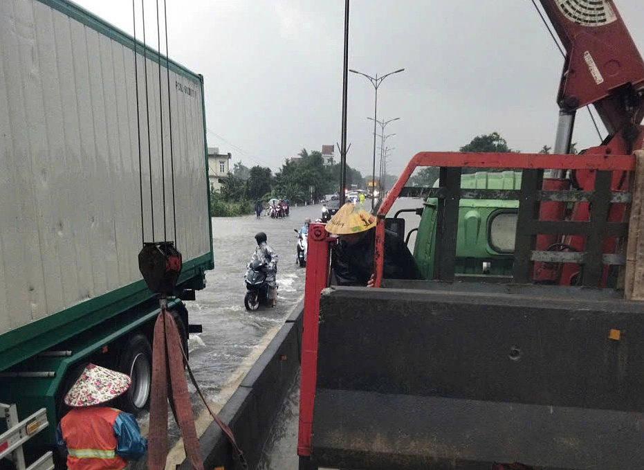 Giao Thông Bắc Nam Qua Huế Bị Tê Liệt Vì Mưa Lũ Lớn